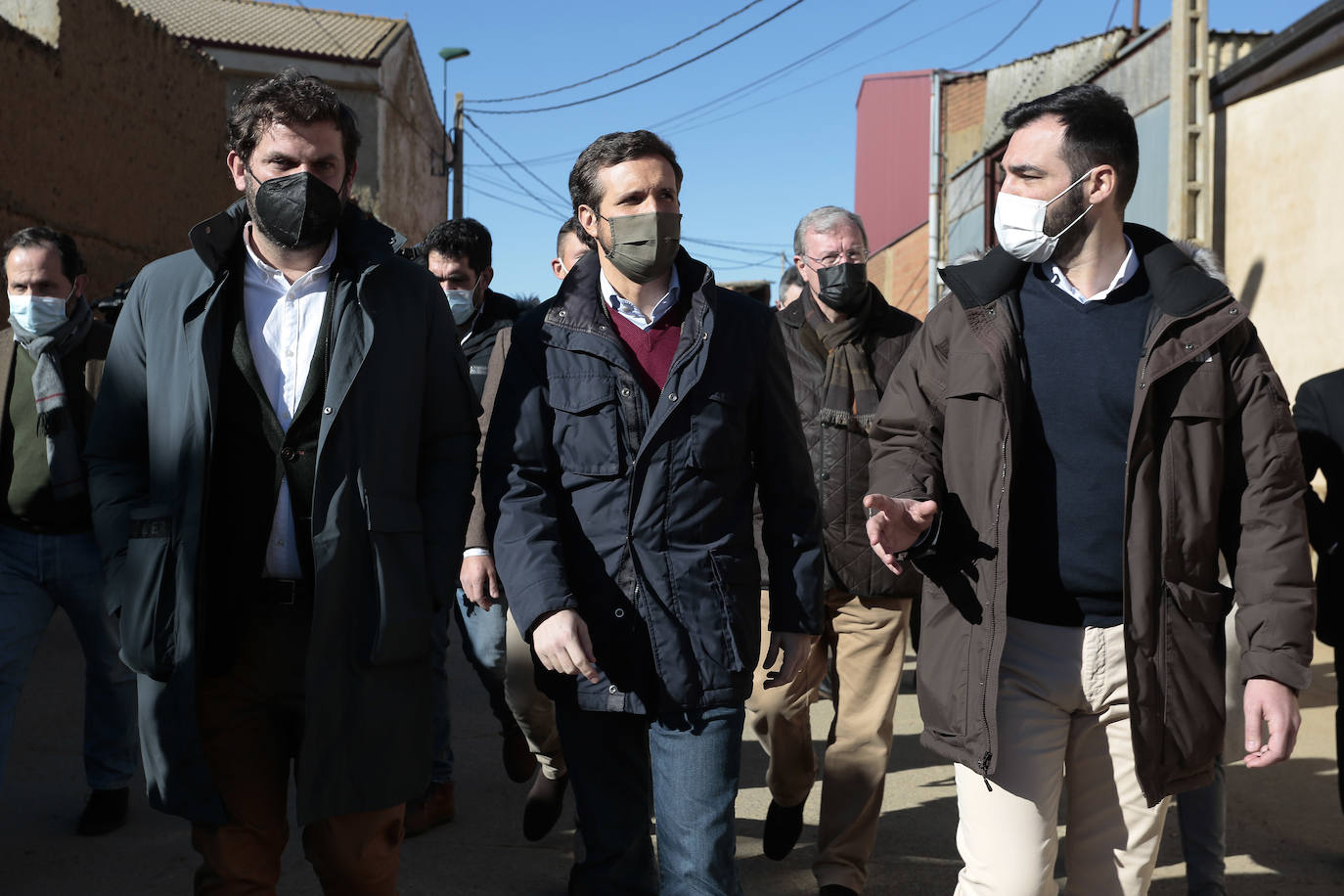 El presidente del Partido Popular, Pablo Casado, visita una quesería en Matadeón de los Oteros y recorre las calles de la localidad.