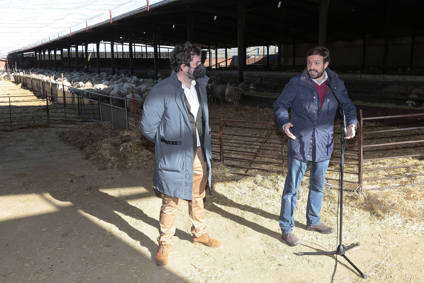 El presidente del Partido Popular, Pablo Casado, visita una quesería en Matadeón de los Oteros y recorre las calles de la localidad.