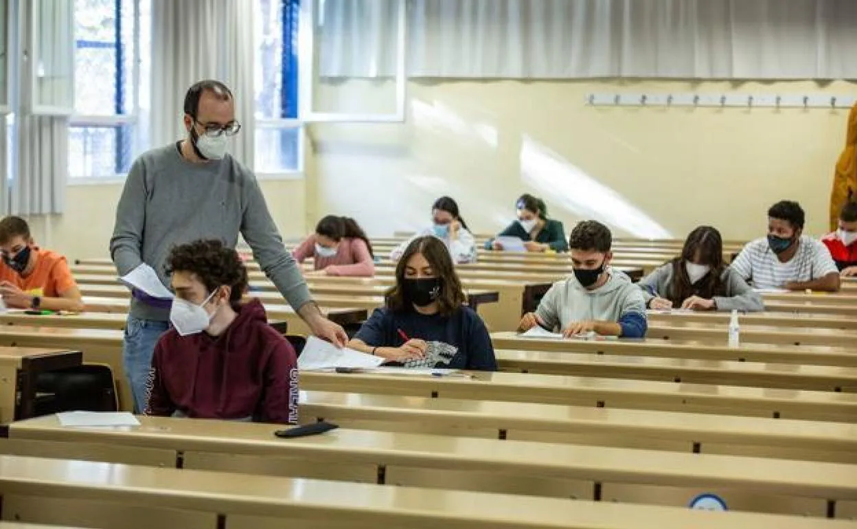 Estudiantes en un examen.