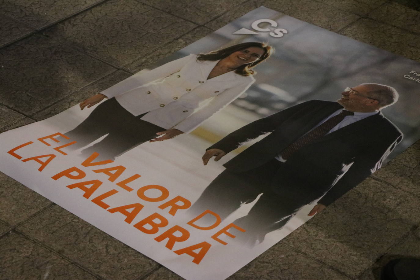 La formación naranja da el pistoletazo de salida a la carrera hacia la presidencia de la Junta con la pegada de carteles a medianoche en León.