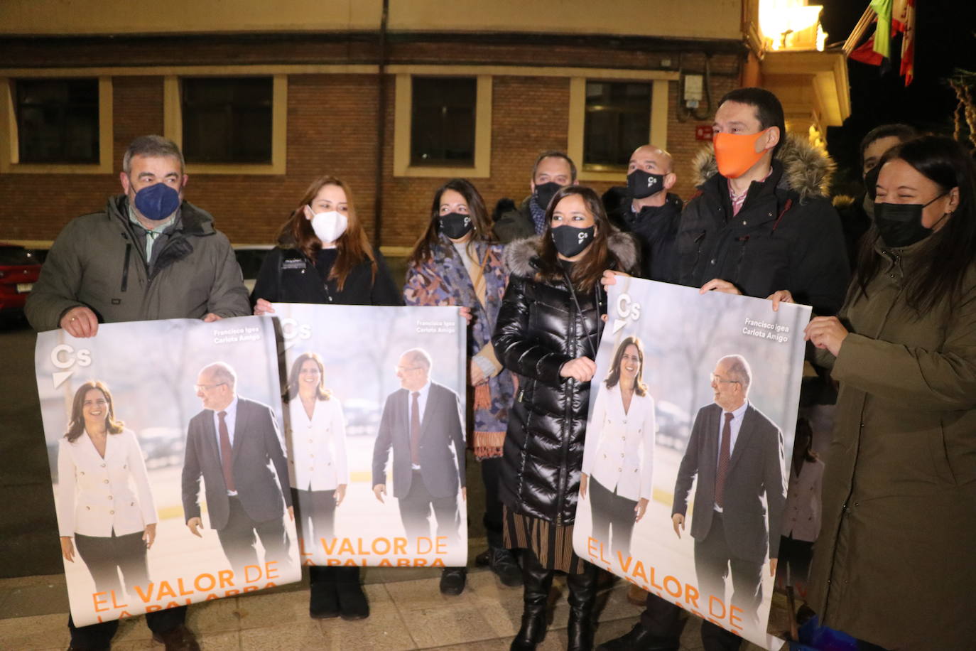 La formación naranja da el pistoletazo de salida a la carrera hacia la presidencia de la Junta con la pegada de carteles a medianoche en León.