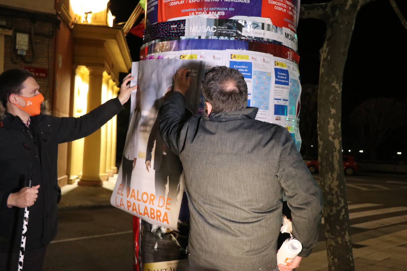 La formación naranja da el pistoletazo de salida a la carrera hacia la presidencia de la Junta con la pegada de carteles a medianoche en León.