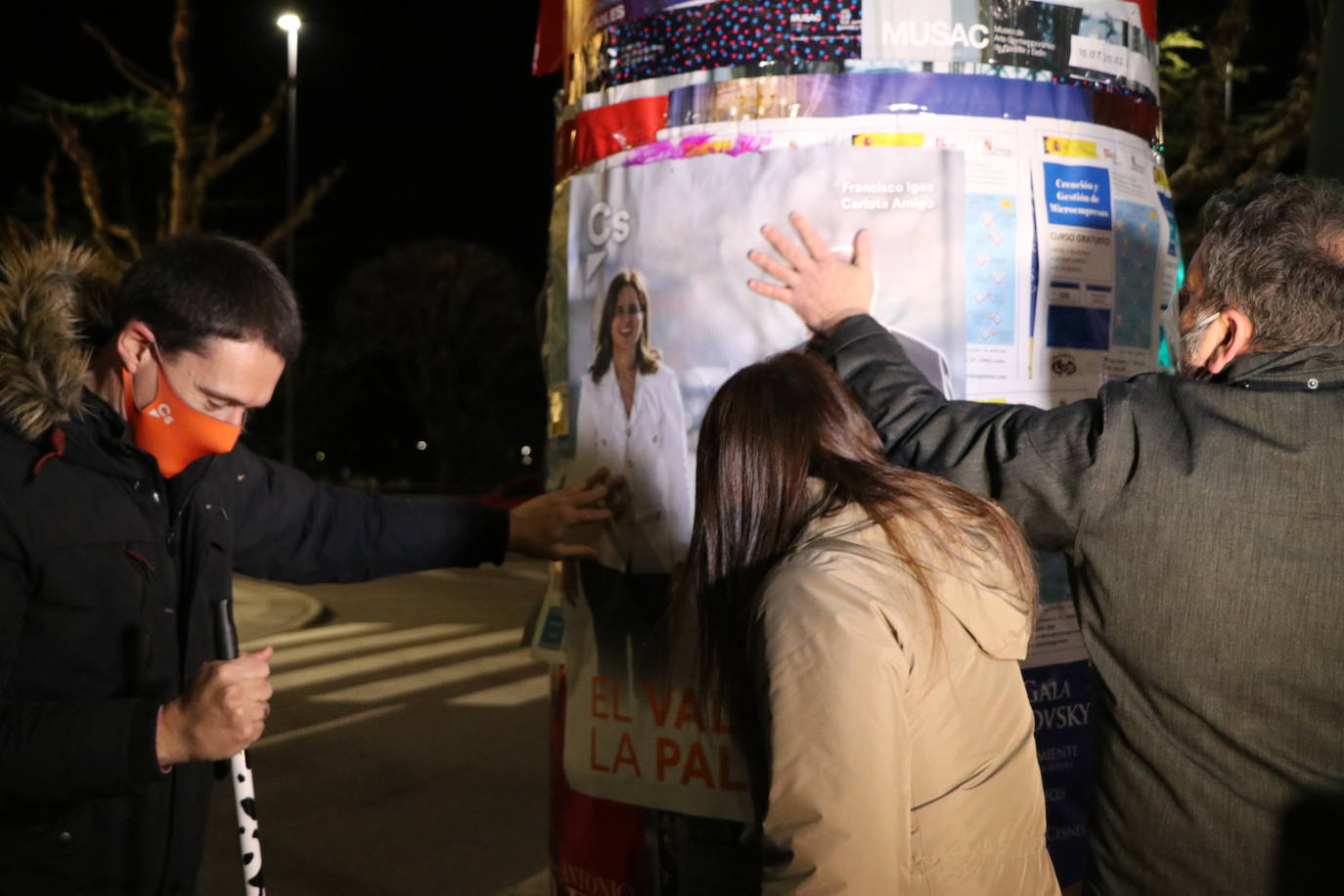 La formación naranja da el pistoletazo de salida a la carrera hacia la presidencia de la Junta con la pegada de carteles a medianoche en León.