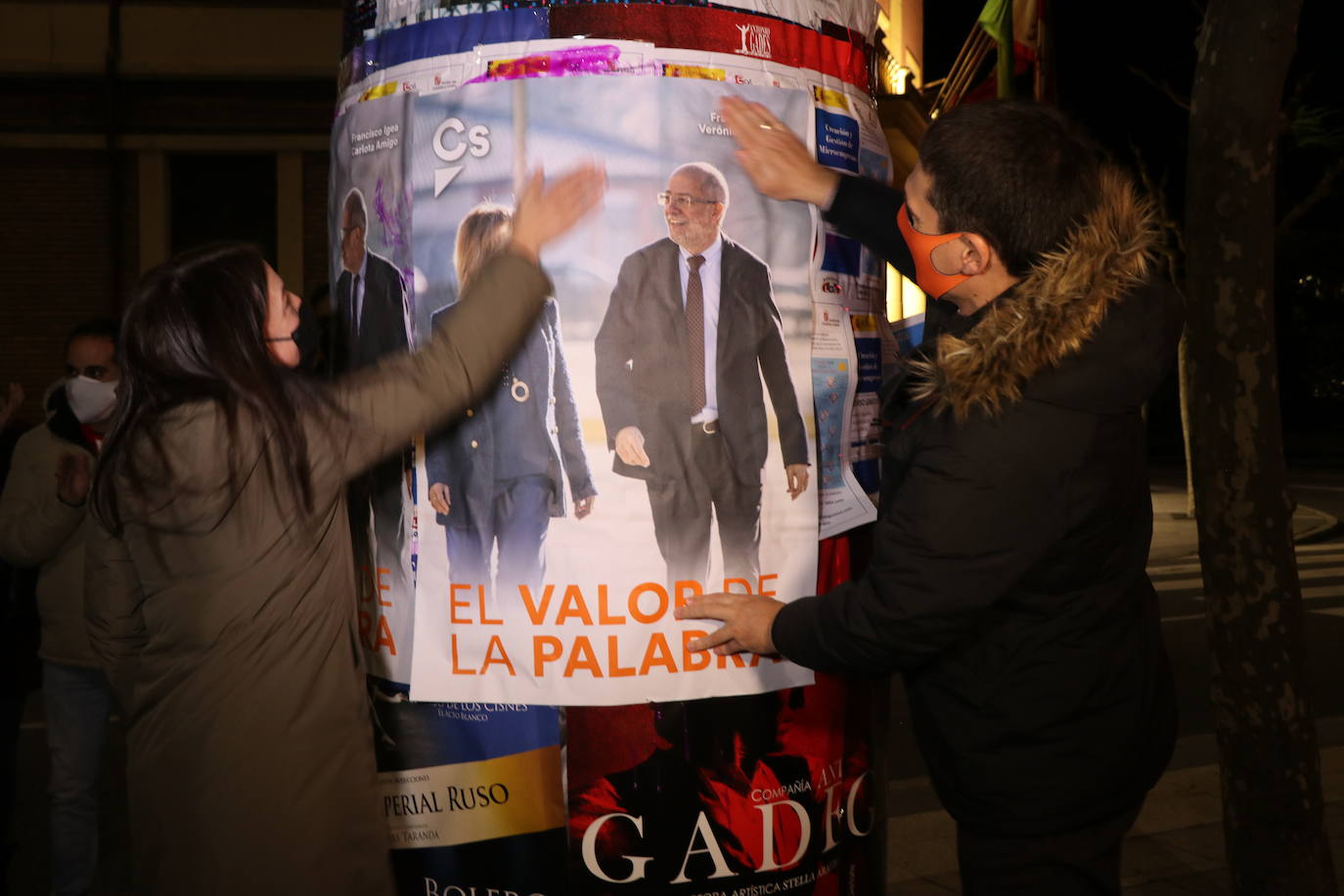 La formación naranja da el pistoletazo de salida a la carrera hacia la presidencia de la Junta con la pegada de carteles a medianoche en León.