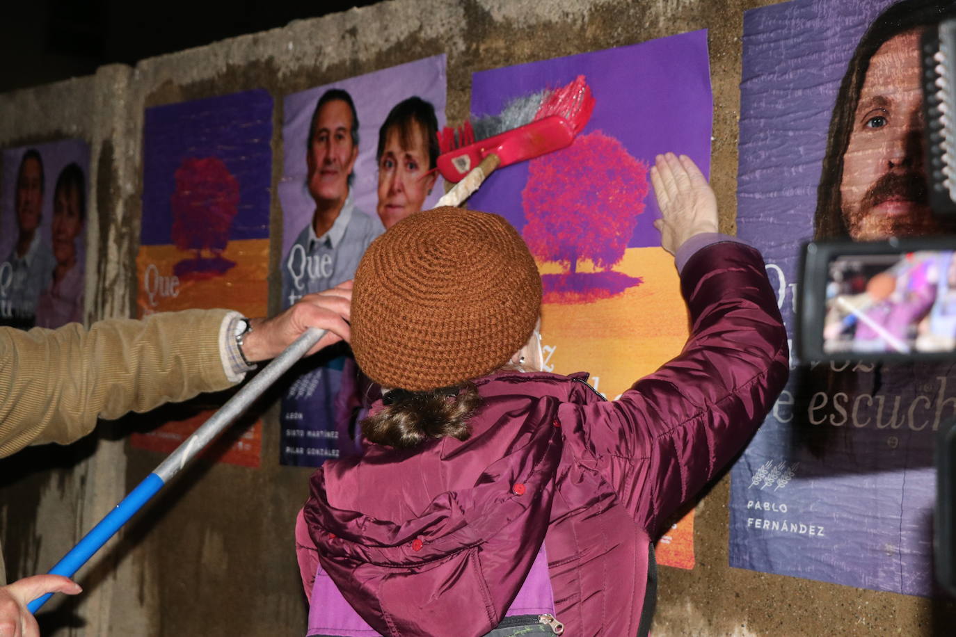 La formación morada da inicio a la campaña electoral con la tradicional pegada de carteles por las calles de León.