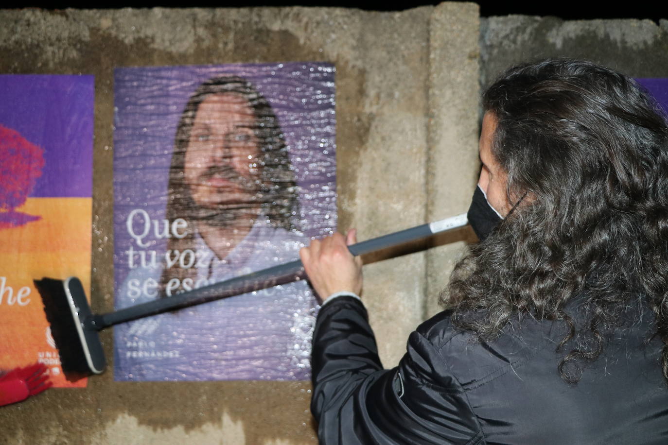 La formación morada da inicio a la campaña electoral con la tradicional pegada de carteles por las calles de León.