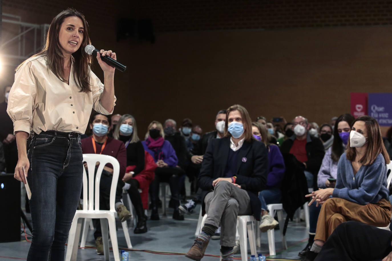 Las minsitras arropan a Pablo Fernández en el priemr acto de campaña hacia las elecciones del 13-F.