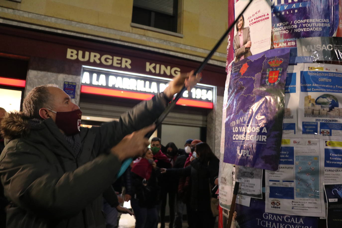 La formación leonesista arranca a medianoche la campaña electoral autonómica con al pegada de carteles.