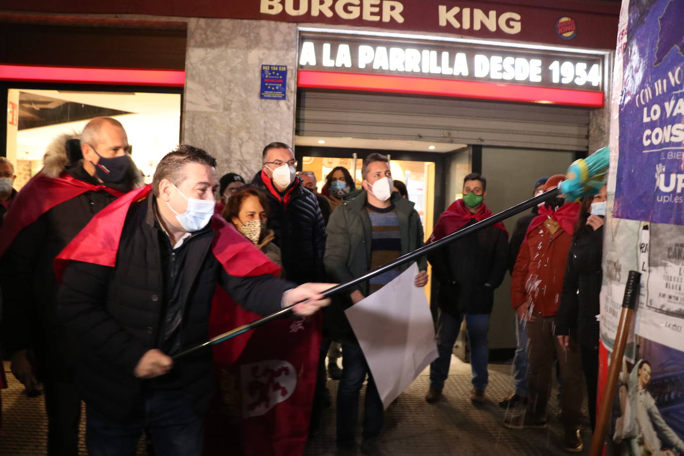 La formación leonesista arranca a medianoche la campaña electoral autonómica con al pegada de carteles.