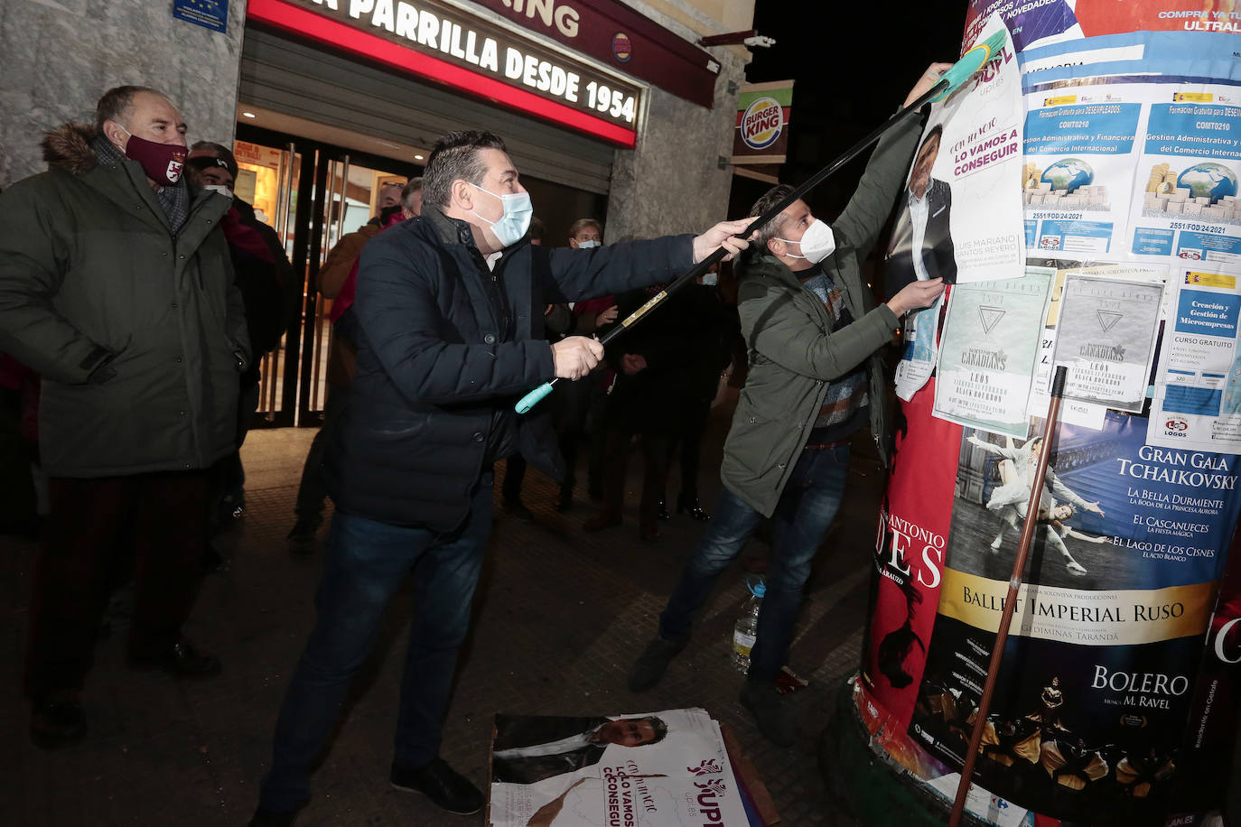 La formación leonesista arranca a medianoche la campaña electoral autonómica con al pegada de carteles.