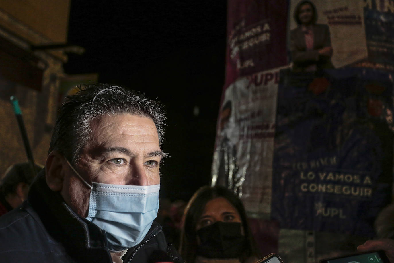 La formación leonesista arranca a medianoche la campaña electoral autonómica con al pegada de carteles.