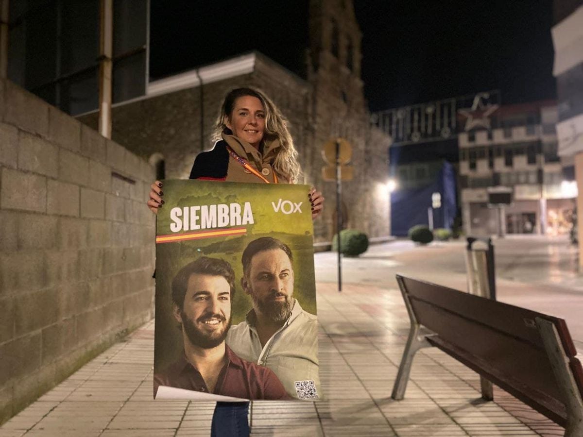 Los candidatos de Vox por la provincia de León iniciaron la campaña electoral con la tradicional pegada de carteles en León y Ponferrada.