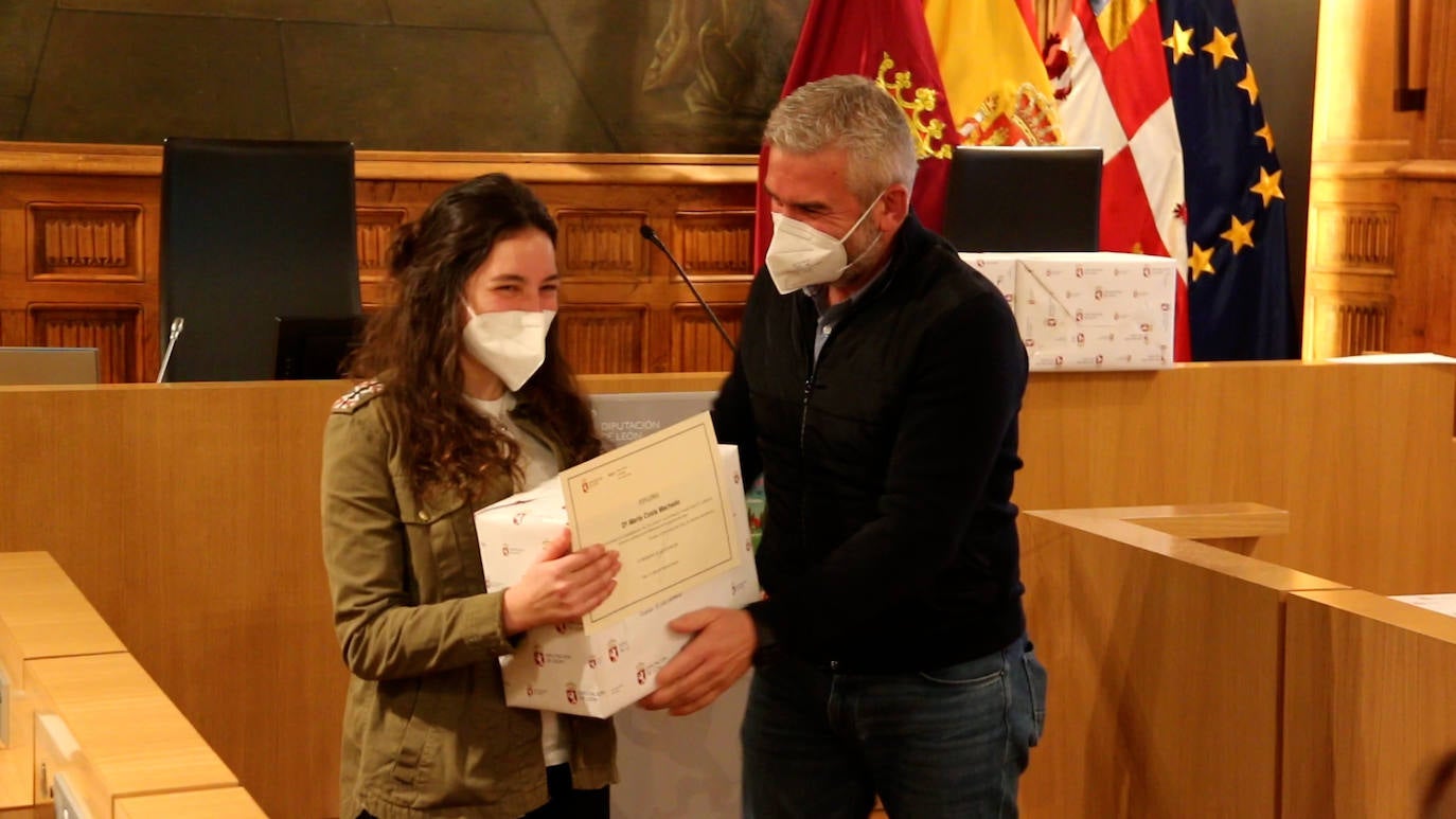 León celebra el Día del Bibliobús, un servicio «imprescindible» para «acercar la cultura a todos los rincones de la provincia» | Solo durante 2021 el servicio gestionado por el Instituto Leonés de Cultura recorrió 392 pueblos, más de 109.000 kilómetros y atendió a 30.000 vecinos alcanzando casi los 100.000 préstamos