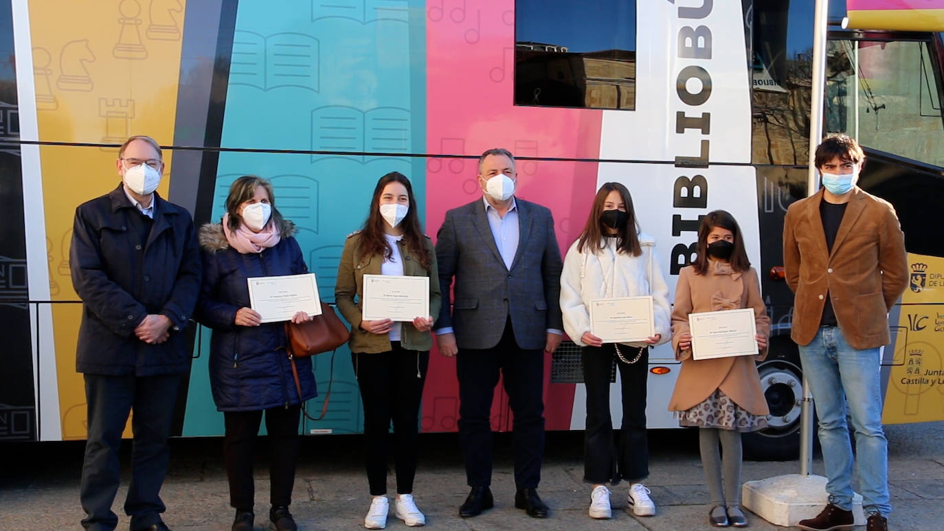 León celebra el Día del Bibliobús, un servicio «imprescindible» para «acercar la cultura a todos los rincones de la provincia» | Solo durante 2021 el servicio gestionado por el Instituto Leonés de Cultura recorrió 392 pueblos, más de 109.000 kilómetros y atendió a 30.000 vecinos alcanzando casi los 100.000 préstamos