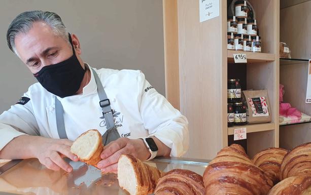 Imagen. El maestro del pan, Cesar García, muestra un trozo de un croisant