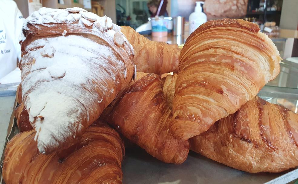 Croisants en el expositor de la confitería de La Masera, que cuenta con una amplia gama estilos. 