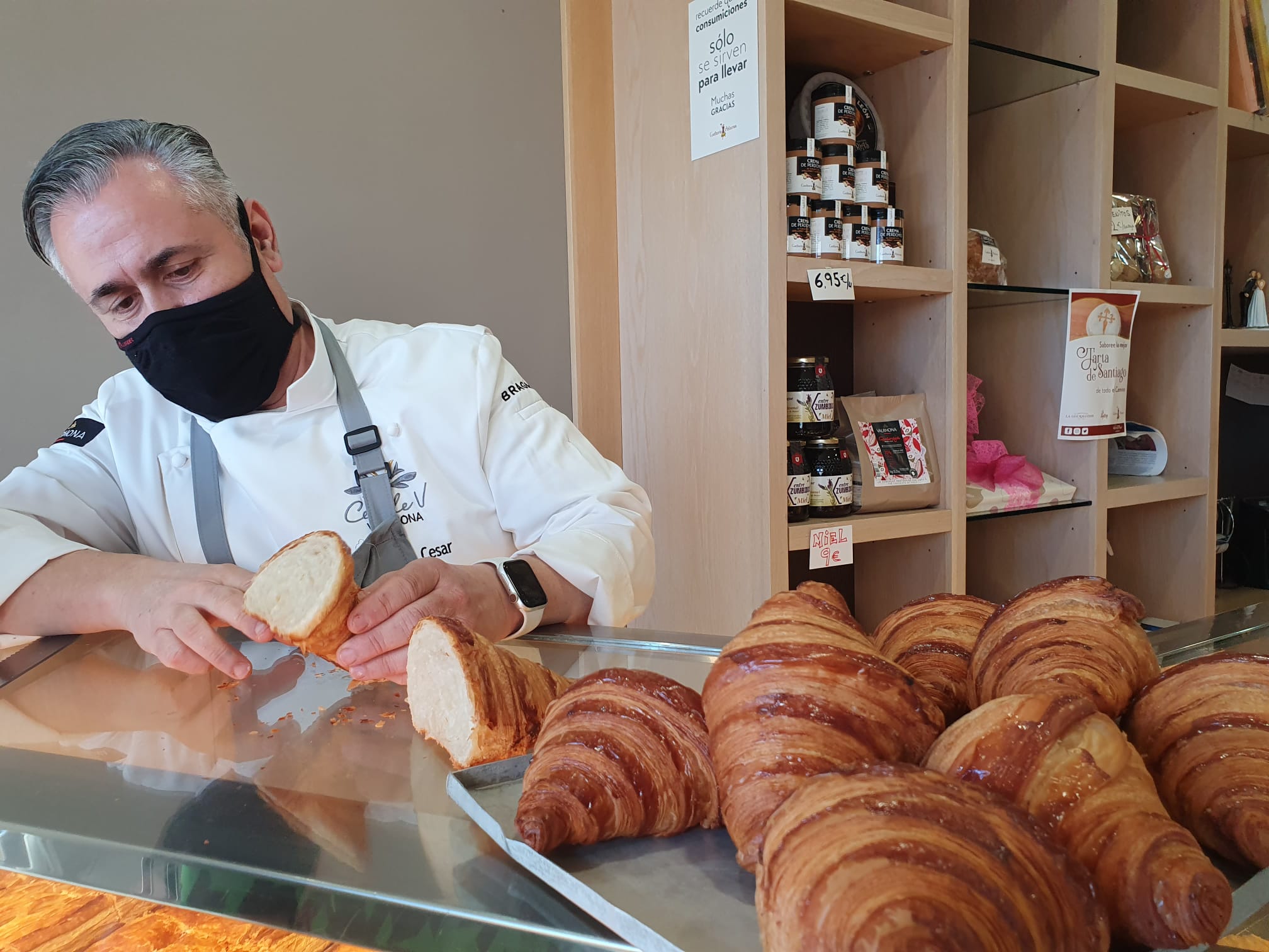 Croisants en el expositor de la confitería de La MAsera, que cuenta con una amplia gama estilos.