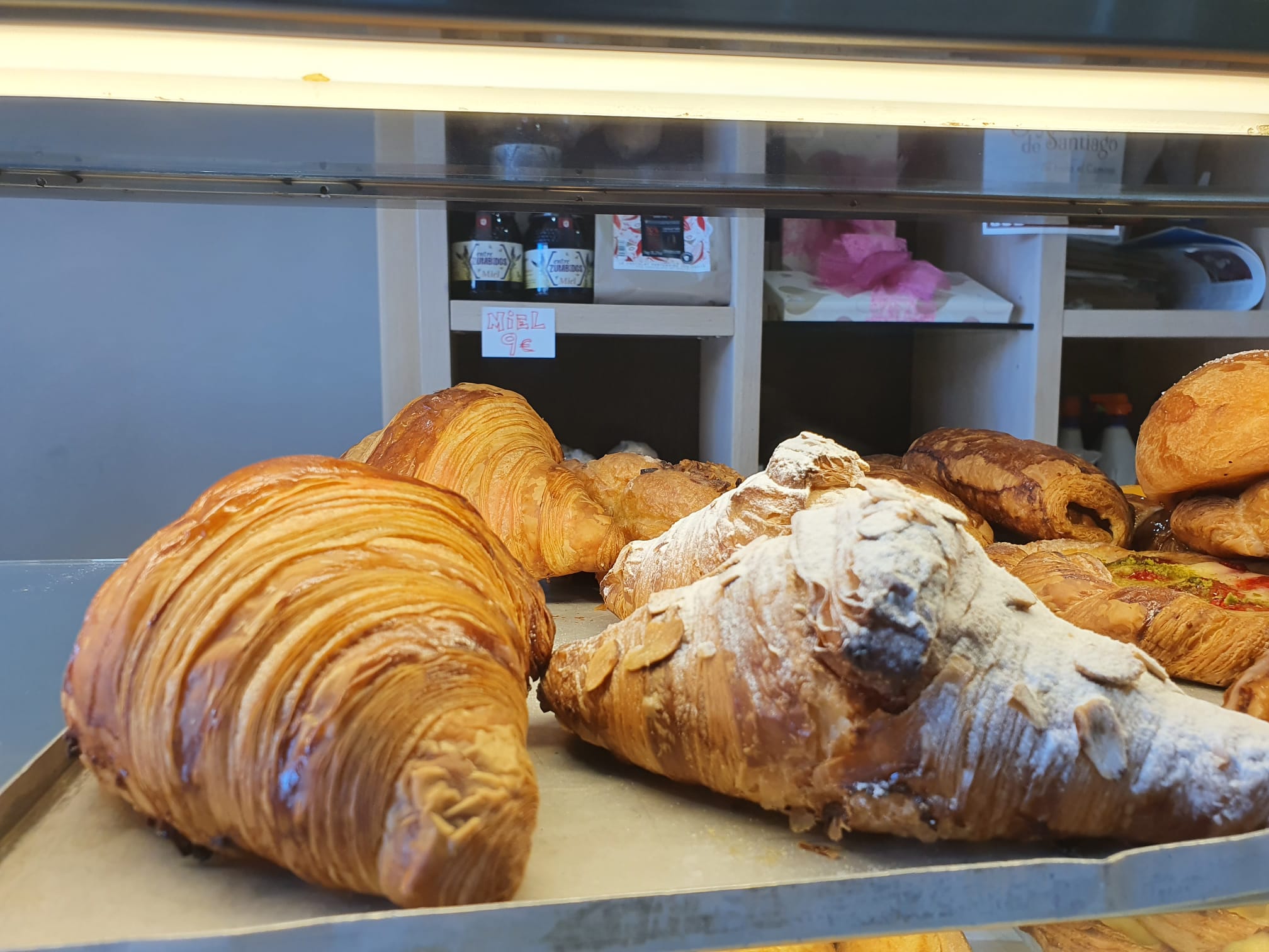 Croisants en el expositor de la confitería de La MAsera, que cuenta con una amplia gama estilos.