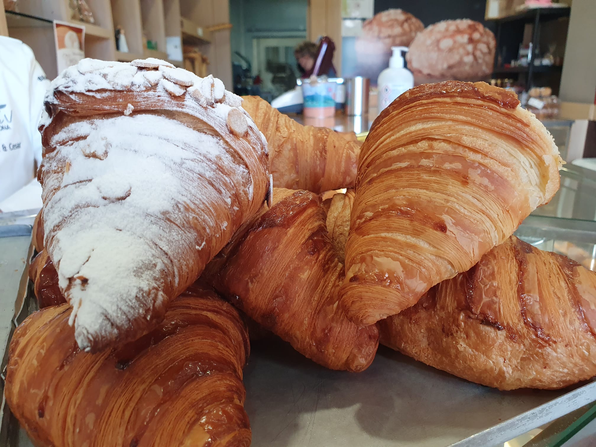 Croisants en el expositor de la confitería de La MAsera, que cuenta con una amplia gama estilos.