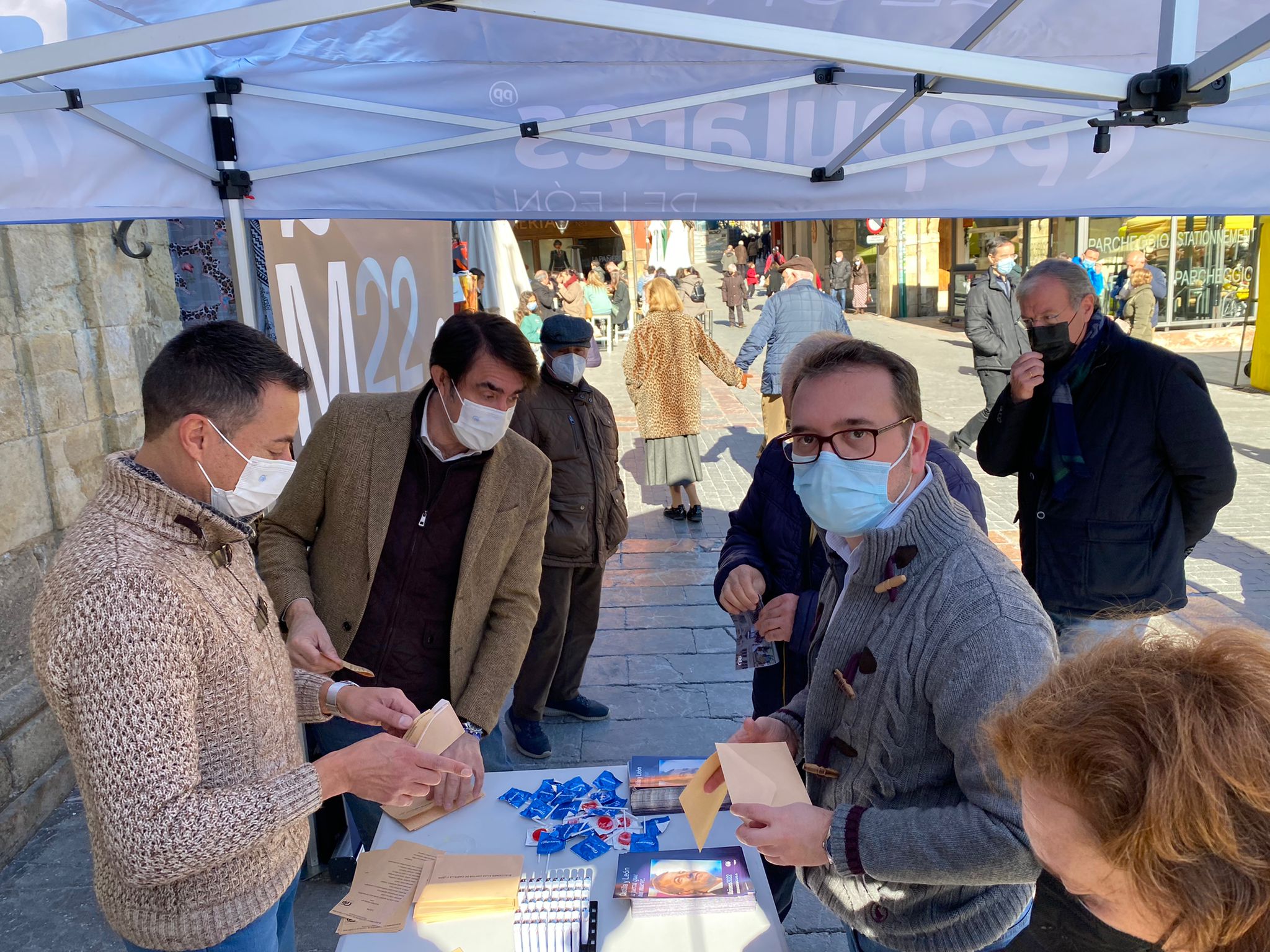 Fotos: Carpa informativa del PP en León