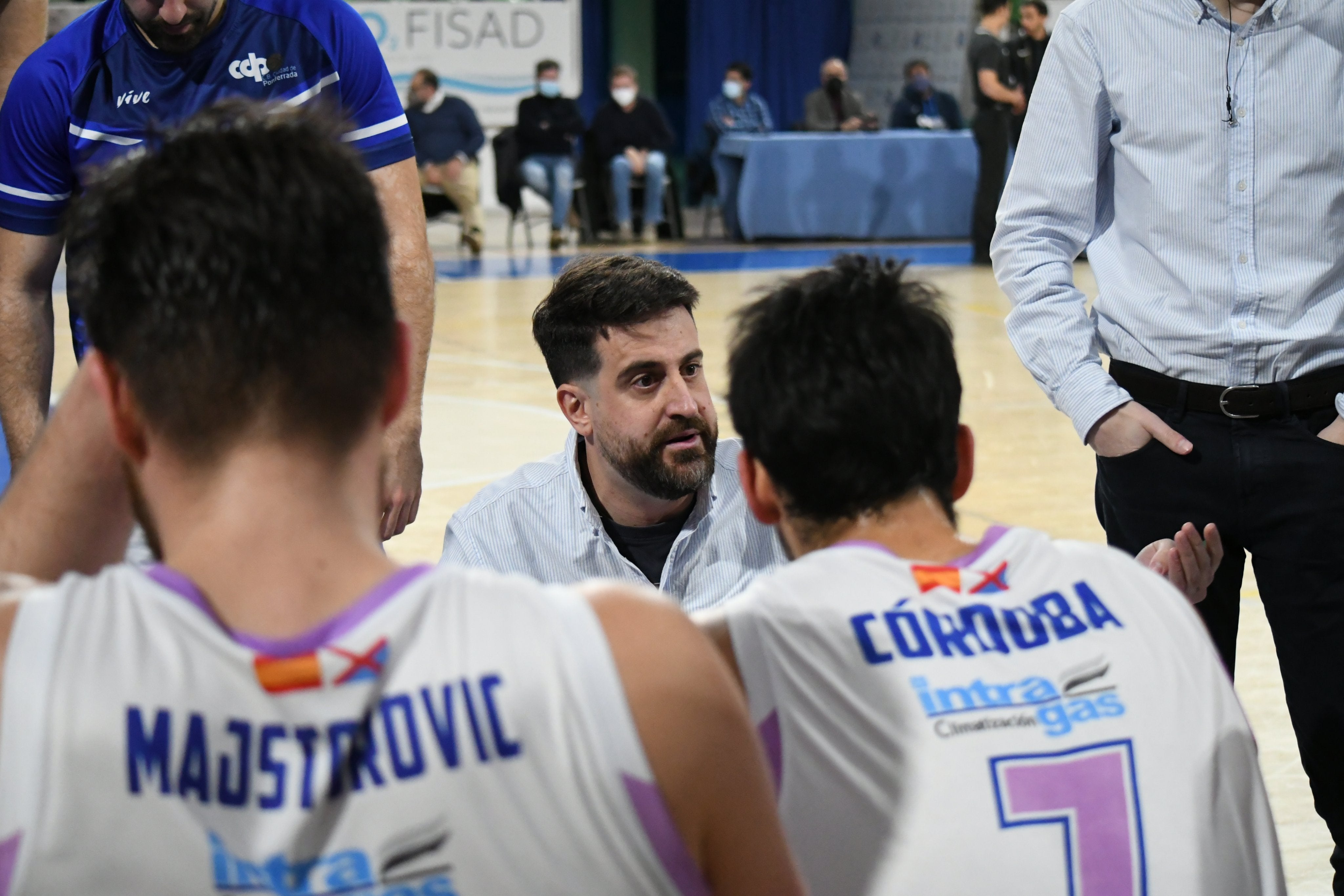 David Barrio, técnico del Clínica de Ponferrada, durante un tiempo muerto con sus jugadores.