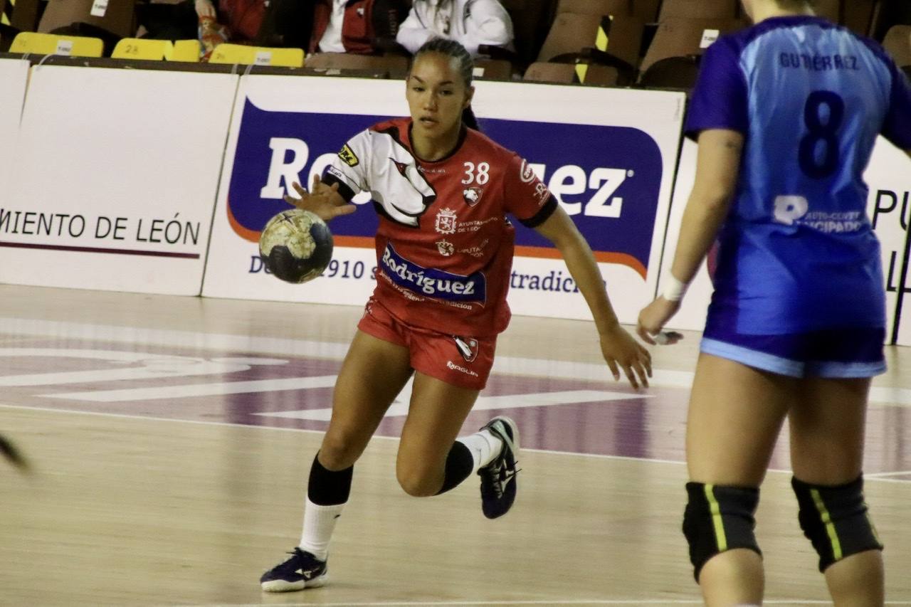 El partido se disputó en el Palacio de los Deportes de León y corresponde a la División de Honor Plata.