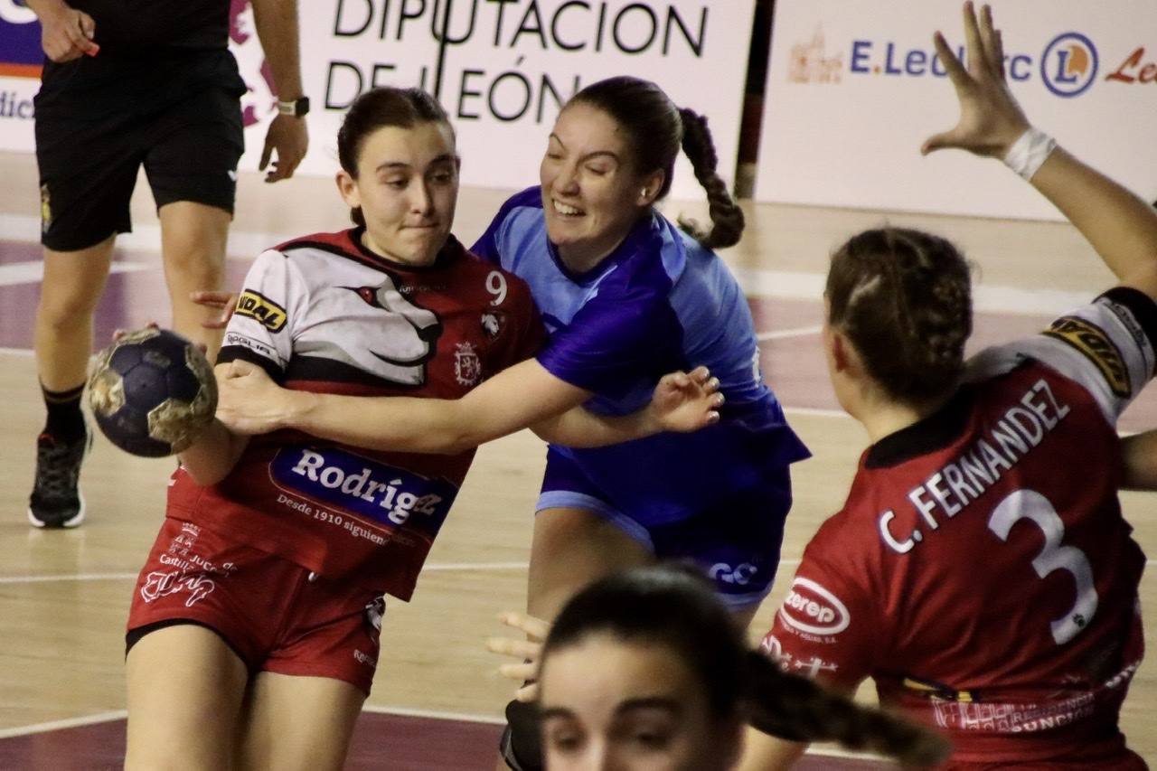 El partido se disputó en el Palacio de los Deportes de León y corresponde a la División de Honor Plata.