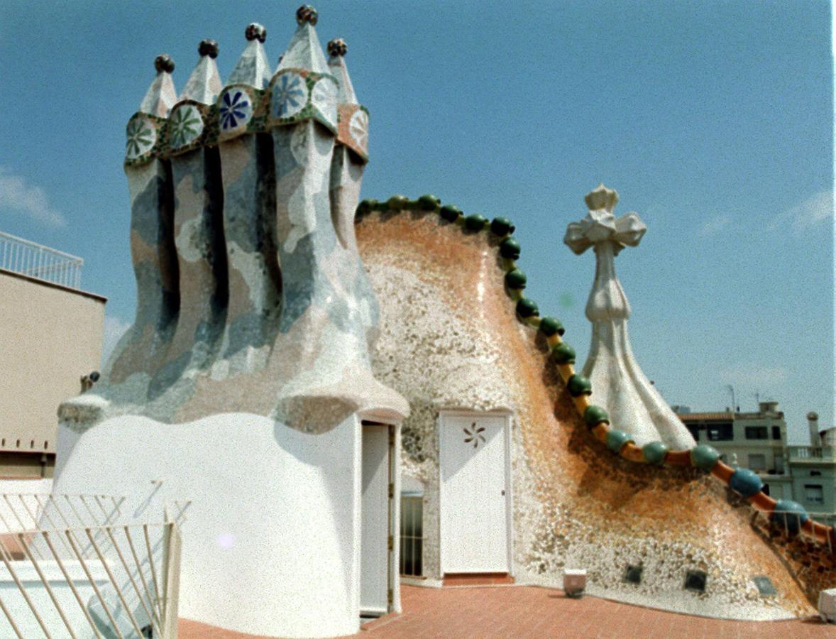 'MEJOR MONUMENTO' (ESPAÑA): CASA BATLLÓ (BARCELONA) | La obra modernista del arquitecto Antoni Gaudí, inaugurada en 1912 y declarada Patrimonio Mundial de la Unesco en 1984, también ha destacado por "la gran acogida del público". Ha sido valorada con "un 9,17 sobre 10 entre más de 7.500 encuestados".