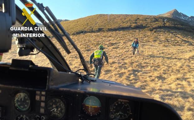 Momento en el que se evacúa al montañero y su perro.