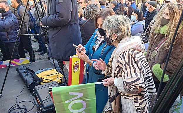 Galería. Centenares de personas no quisieron perderse la visita de Macarena Olona a León.