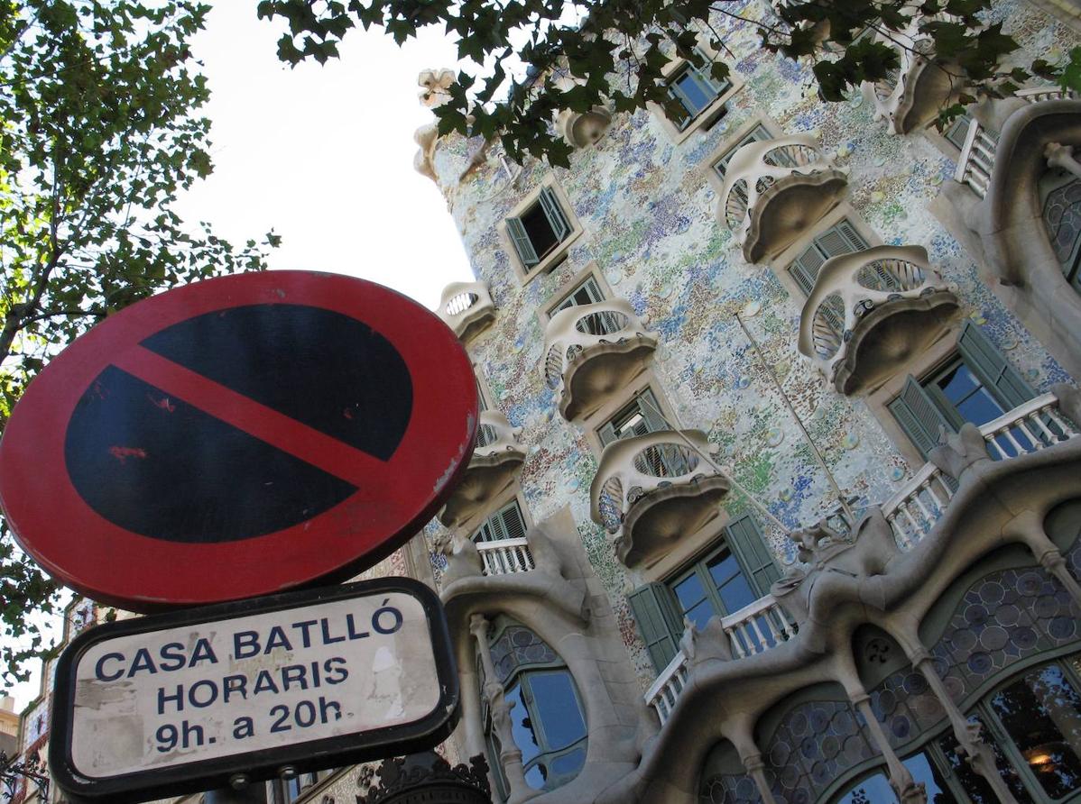 'MEJOR MONUMENTO' (ESPAÑA): CASA BATLLÓ (BARCELONA) | La obra modernista del arquitecto Antoni Gaudí, inaugurada en 1912 y declarada Patrimonio Mundial de la Unesco en 1984, también ha destacado por "la gran acogida del público". Ha sido valorada con "un 9,17 sobre 10 entre más de 7.500 encuestados".