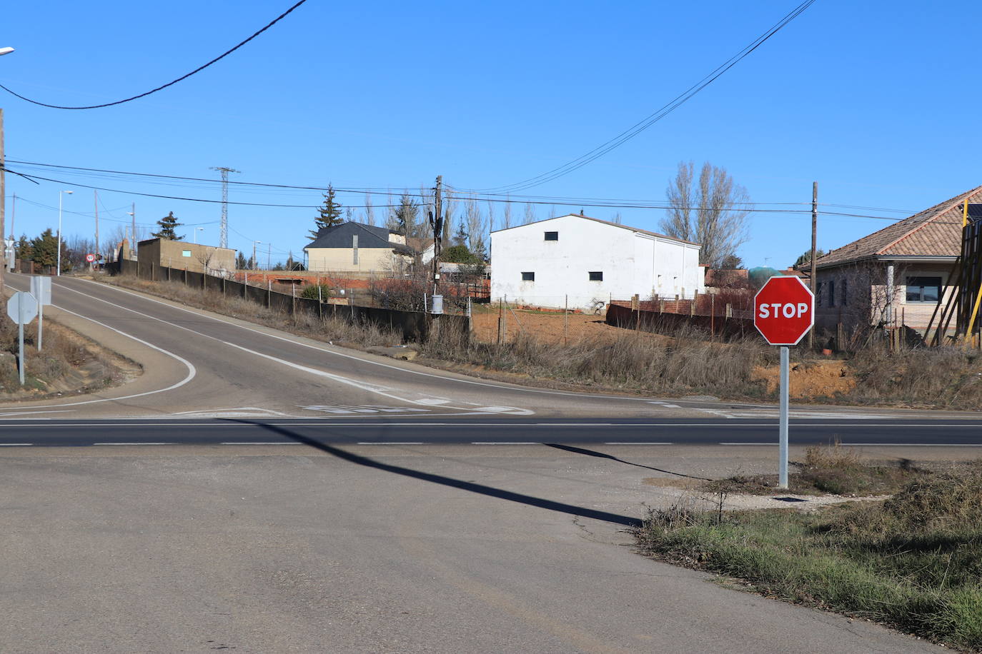 El candidato a las Cortes por León se ha ido hasta el cruce de la N-120, con Montejos del Camino, para denunciar el «abandono» que sufre la provincia por parte del Gobierno de Pedro Sánchez.