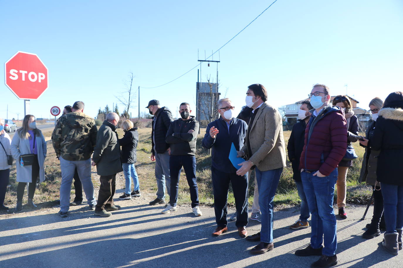 El candidato a las Cortes por León se ha ido hasta el cruce de la N-120, con Montejos del Camino, para denunciar el «abandono» que sufre la provincia por parte del Gobierno de Pedro Sánchez.