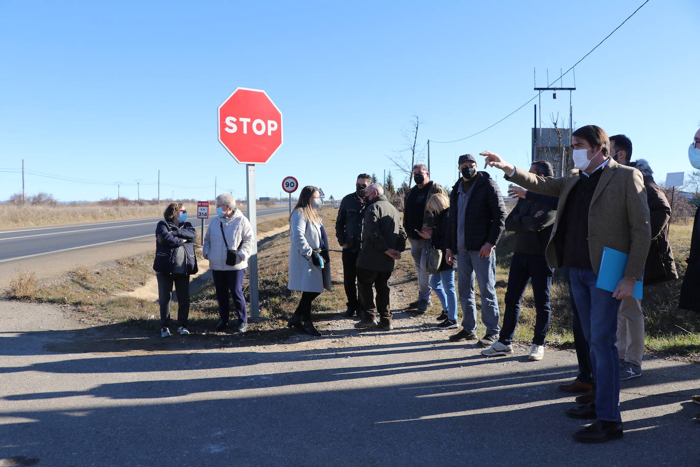 El candidato a las Cortes por León se ha ido hasta el cruce de la N-120, con Montejos del Camino, para denunciar el «abandono» que sufre la provincia por parte del Gobierno de Pedro Sánchez.