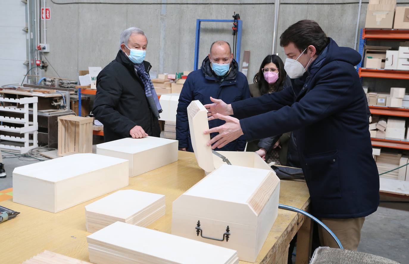 El candidato del PP a la Presidencia de la Junta, Alfonso Fernández Mañueco, visita la localidad zamorana de Benavente, donde visita el centro especial de empleo de Asprosub junto a la cabeza de lista por Zamora a las Cortes, Isabel Blanco