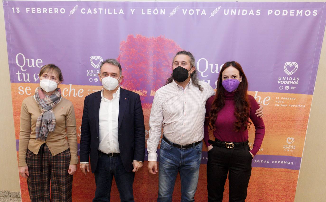 El secretario de Estado para la agenda 2030, Enrique Santiago, junto al número uno y dos de Unidas Podemos a las Cortes por León, Sixto Martínez, y Pilar Martínez, y la concejal de Unidas Podemos en el Ayuntamiento de Ponferrada, Lorena González, durante el mitin de esta mañana en Ponferrada