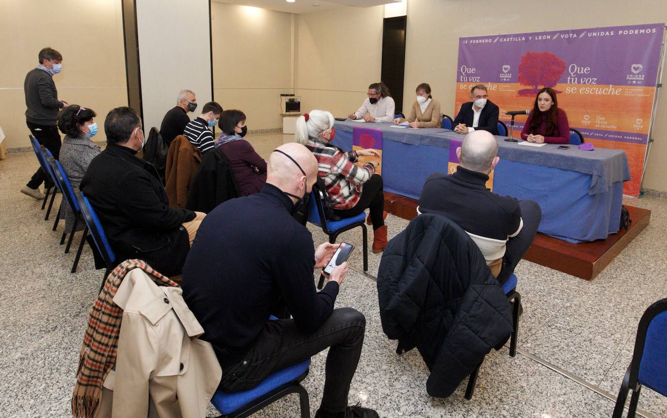 El secretario de Estado para la agenda 2030, Enrique Santiago, junto al número uno y dos de Unidas Podemos a las Cortes por León, Sixto Martínez, y Pilar Martínez, y la concejal de Unidas Podemos en el Ayuntamiento de Ponferrada, Lorena González, durante el mitin de esta mañana en Ponferrada