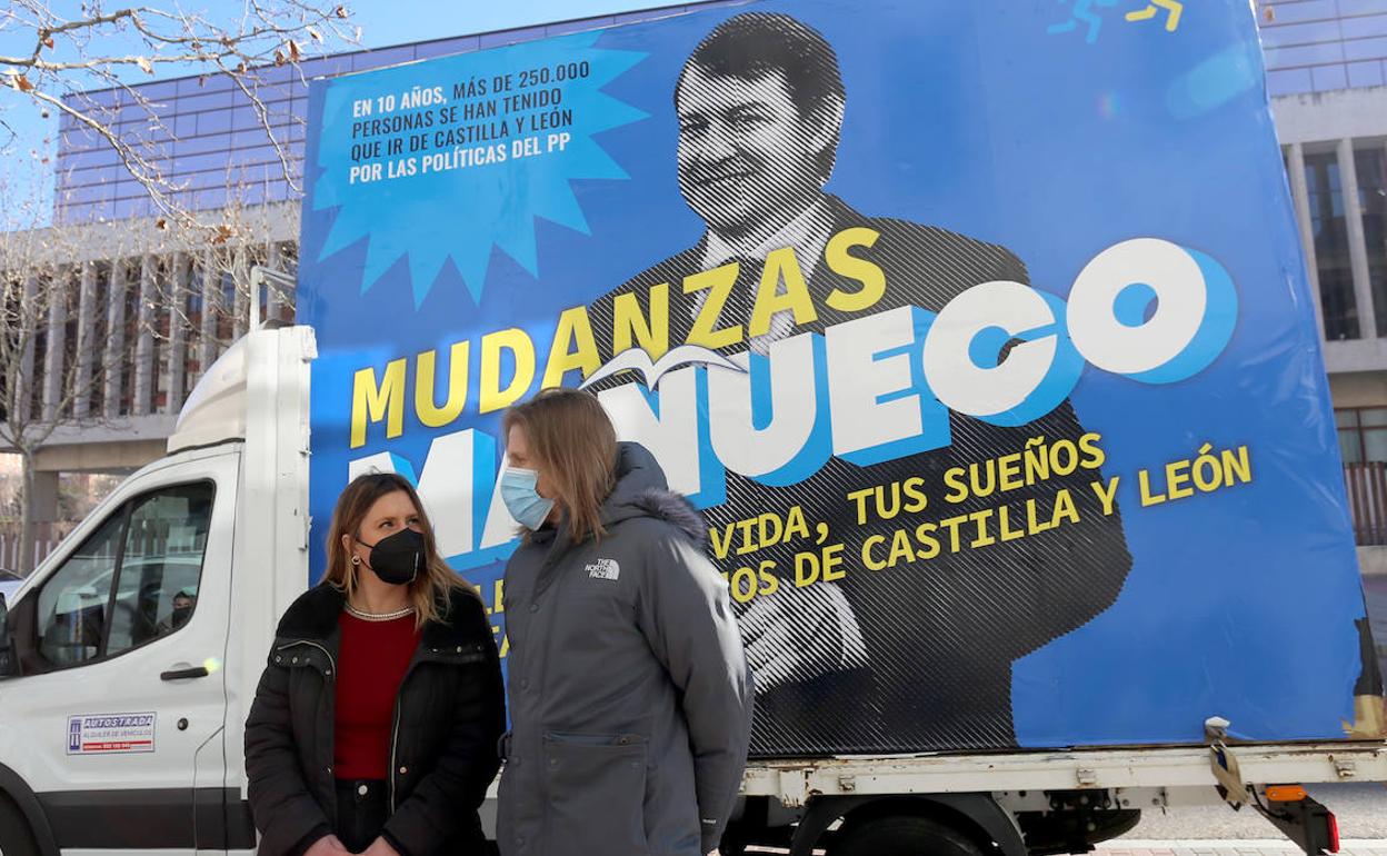 Los candidatos a las Cortes de Unidas Podemos por Valladolid frente al camión contra Mañueco. 