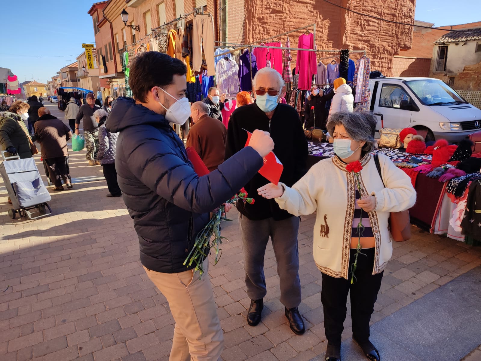 La candidatura del PSOE de León a las Cortes autonómicas, capitaneada por la cabeza de lista Nuria Rubio, ha comenzado la semana en el mercado de Valderas 