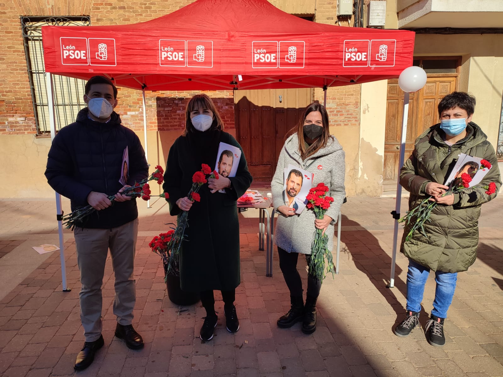 La candidatura del PSOE de León a las Cortes autonómicas, capitaneada por la cabeza de lista Nuria Rubio, ha comenzado la semana en el mercado de Valderas 