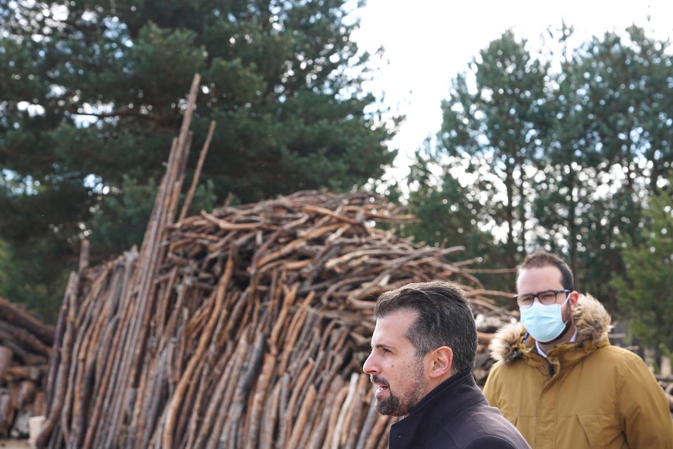 El candidato del PSOE a la Presidencia de la Junta, Luis Tudanca, visita Duruelo de la Sierra (Soria).