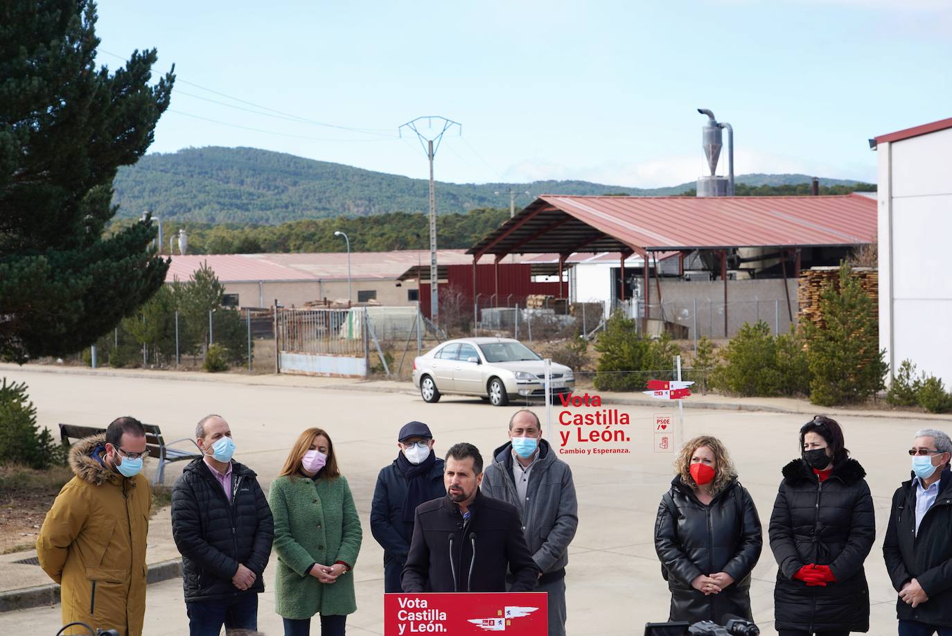 El candidato del PSOE a la Presidencia de la Junta, Luis Tudanca, visita Duruelo de la Sierra (Soria).