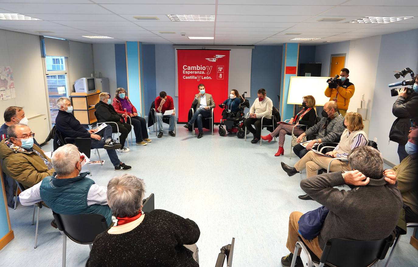 El candidato del PSOE a la Junta Luis Tudanca visita el barrio de Gamonal. En la imagen conversa con los candidatos a las Cortes por Burgos Jesús Puente y Noelia Frutos.