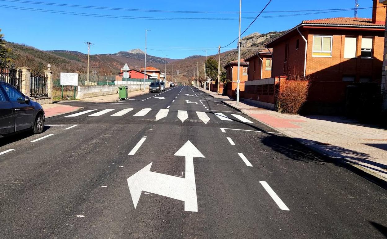 Imagen de la calle Mayor de la localidad tras la nueva pavimentación. 