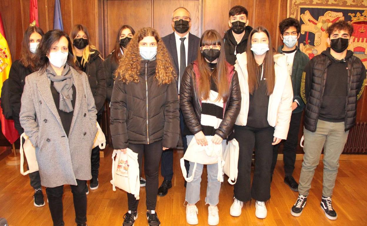 Imagen de los alumnos durante su visita al Ayuntamiento de Ponferrada.