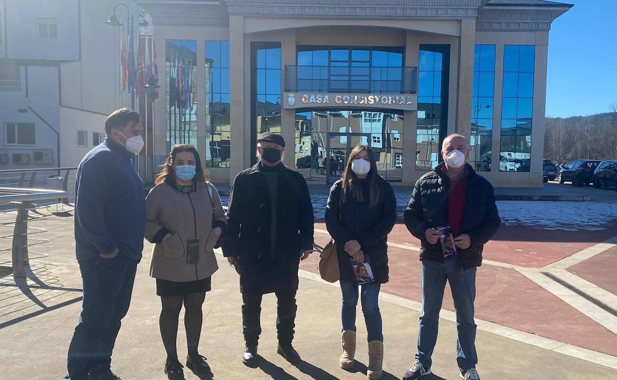 Beatriz Coelho (2D), durante su visita a Vega de Espinareda.
