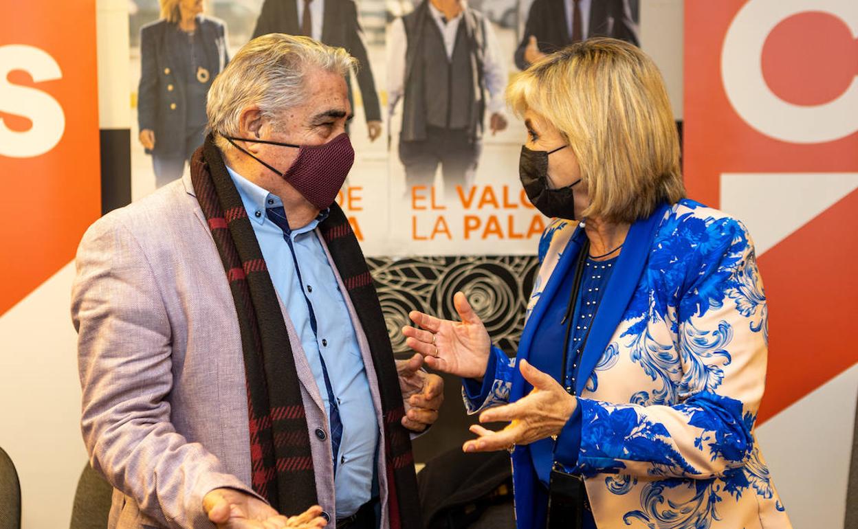 La candidata de Ciudadanos por la lista de Valladolid, Verónica Casado, y el candidato de Soria, Félix Sanz, atienden a los medios de comunicación.