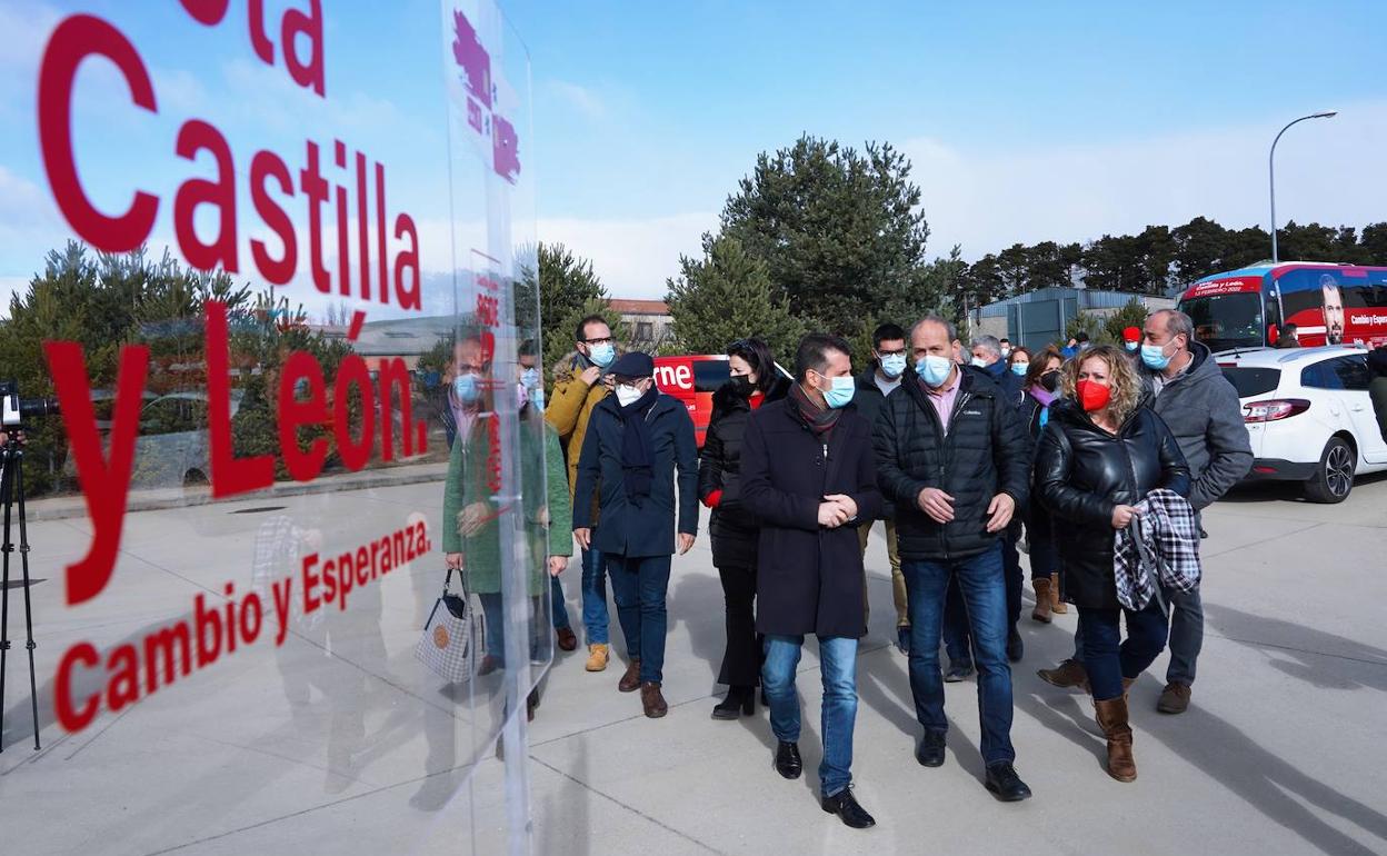 El candidato del PSOE a la Presidencia de la Junta, Luis Tudanca, visita Duruelo de la Sierra.