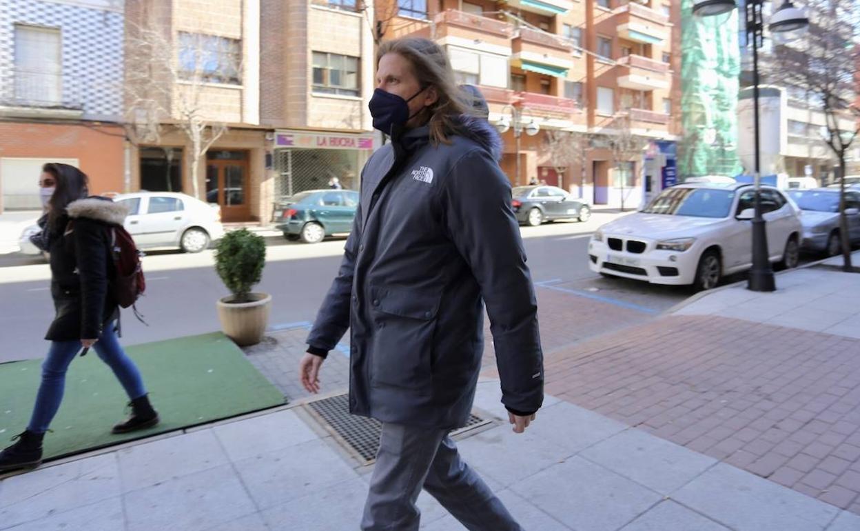 El candidato de Unidas Podemos a la Presidencia de la Junta, Pablo Fernández, ha visitado la localidad de Medina de Campo