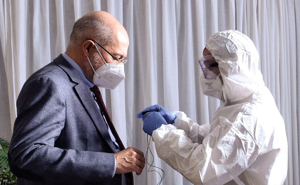 Igea, en su domicilio, junto a un técnico con EPI. 